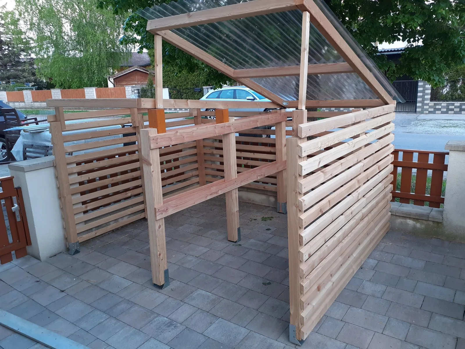 Fahrradunterstand aus Holz mit transparentem Pultdach