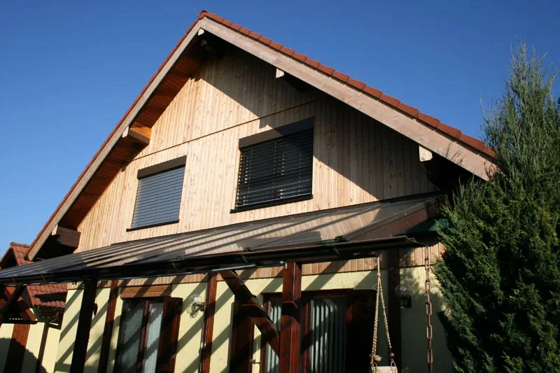 Wohnhaus mit einer Holzfassade im Obergeschoss