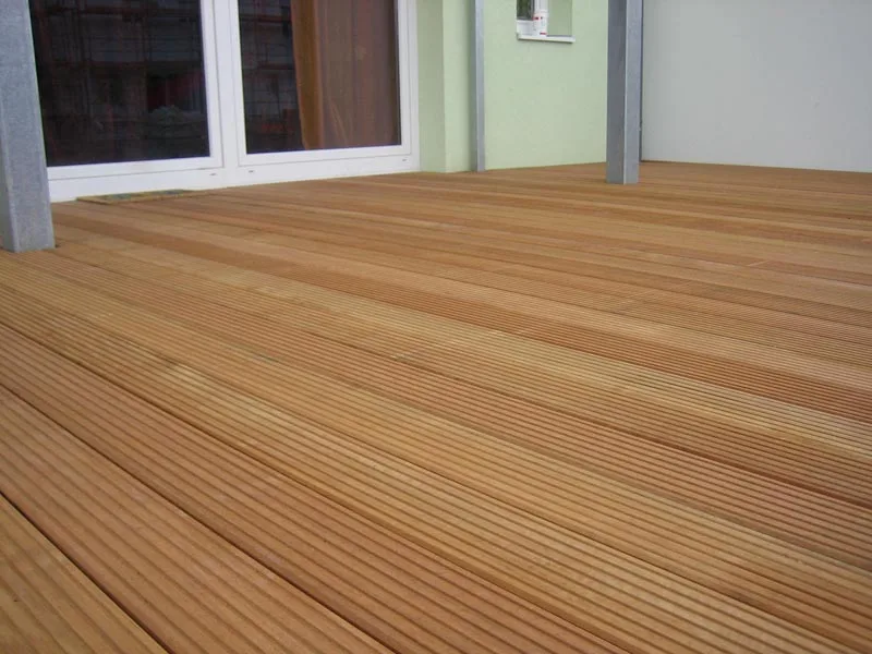 Neu verlegter Holzterrassenboden vor einem Haus