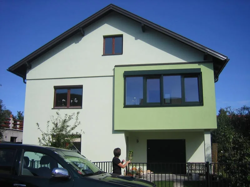 Wohnhaus mit einem hervortretenden Zubau